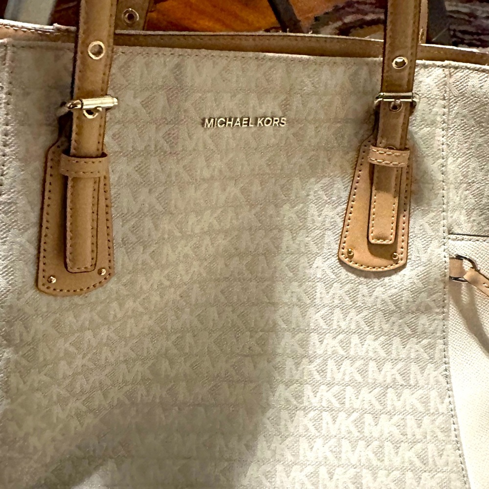 Michael Kors Voyager Purse